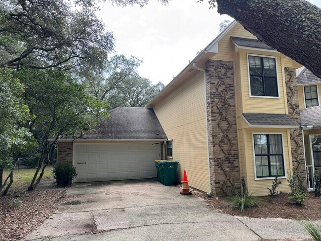 Building Photo - 237 Dominica Cir E