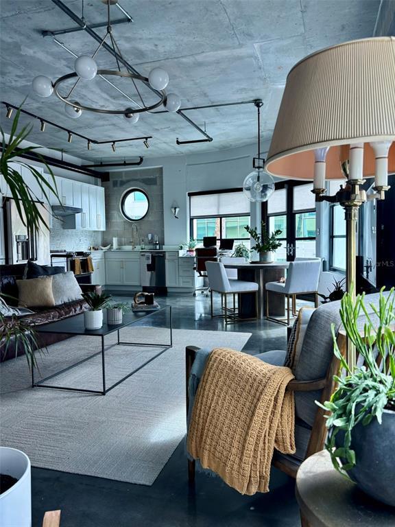 Building Photo - 1212 E Whiting St