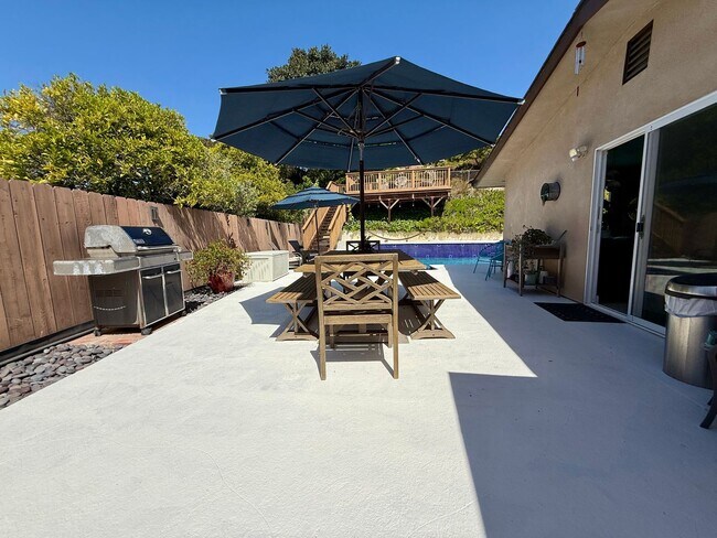 Building Photo - Luxury Furnished 4 Bedroom Home with Pool ...