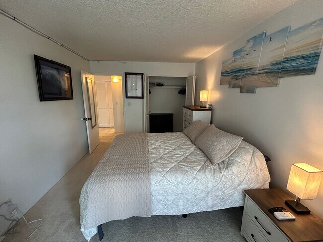 Building Photo - Fully furnished 1 bedroom w/ parking near Hawaii Convention Center, Ala Moana Shopping Center and...
