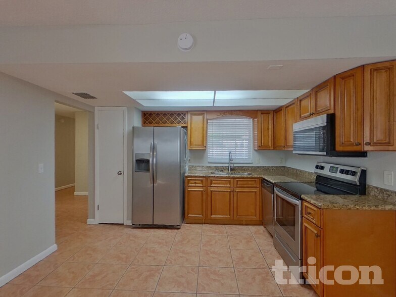 Building Photo - 1101 Seffner Valrico Rd