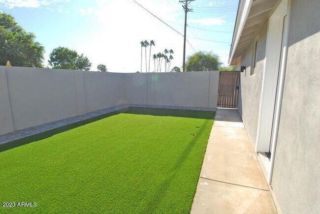 Building Photo - 8541 E Catalina Dr