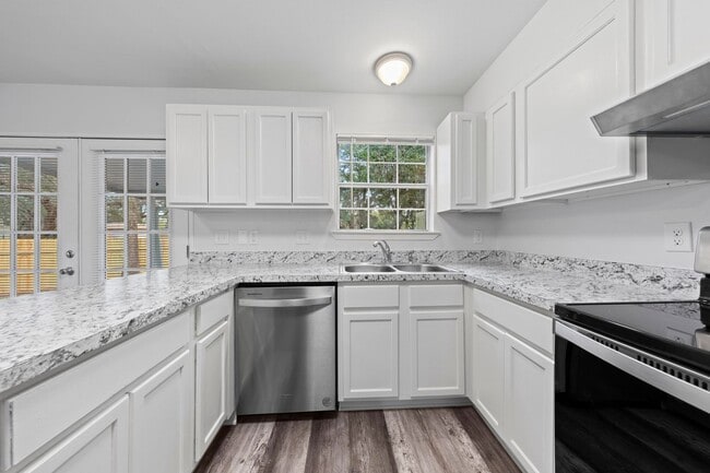 Building Photo - Beautifully Updated Townhouse