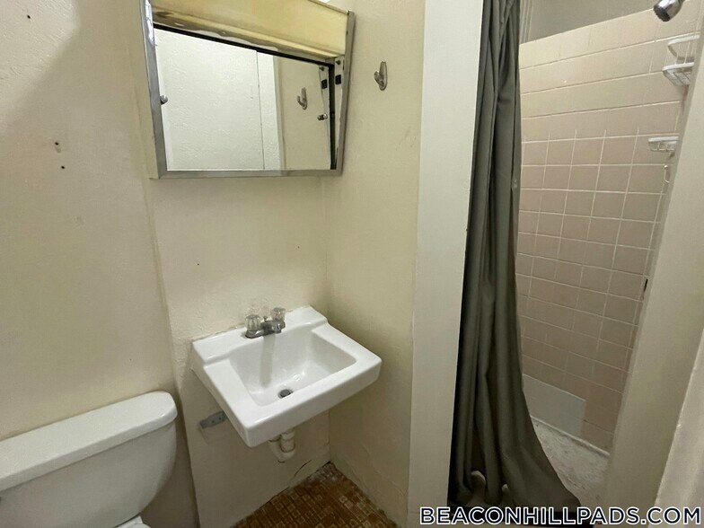 Building Photo - 40 Anderson St