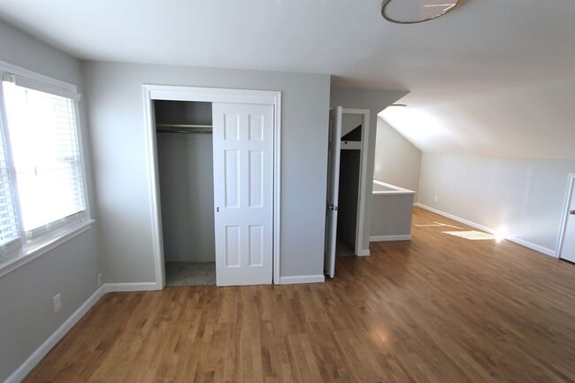 Building Photo - Spacious 3 bedroom 1.5 bathroom home with ...