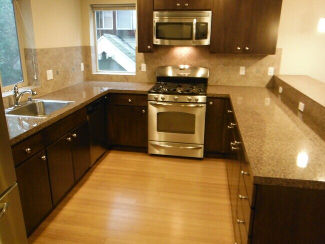 Building Photo - Beautiful Townhouse With Lots of Space