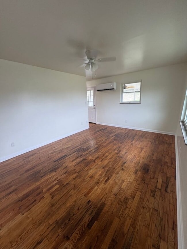 Building Photo - 703 White Rd