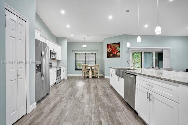 Building Photo - 126 NW Heather St