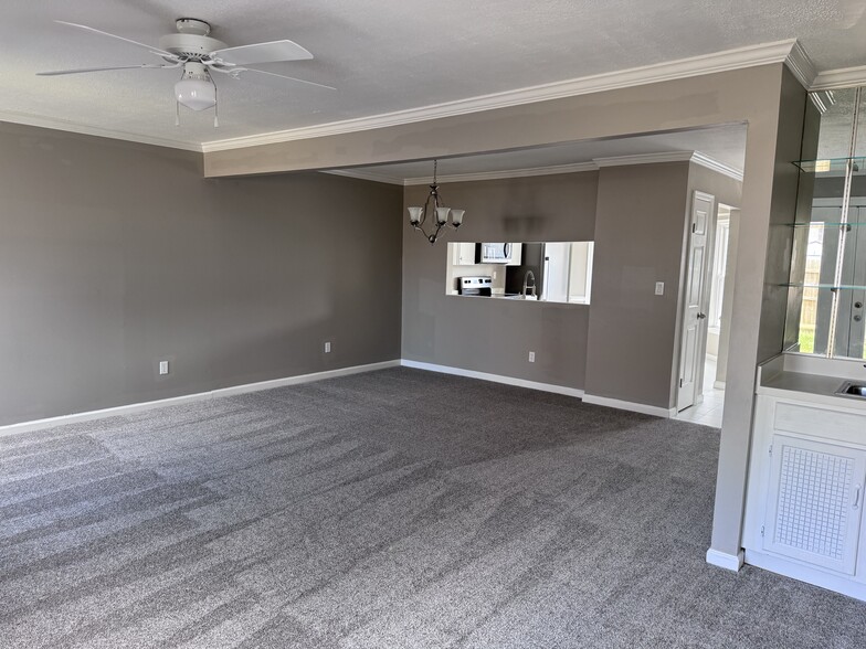 Building Photo - 1376 Battleford Dr