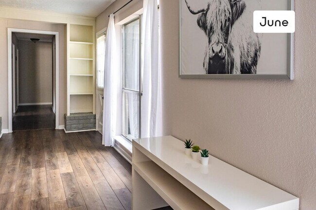 Building Photo - ROOM ONLY in 4-bed/2.0-bath Home