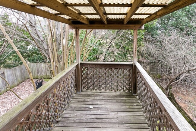 Building Photo - Chic & Spacious Townhome – 3 Beds, 3 Baths, and Modern Charm!