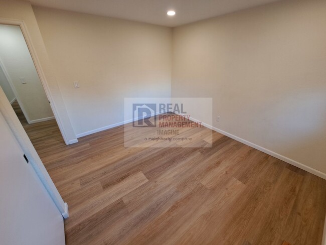 Building Photo - Check out this nice 3 bedroom, 2.0 bath ho...