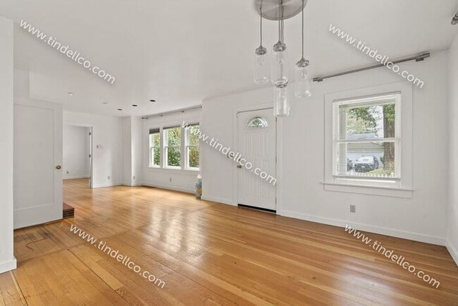 Building Photo - Pet Friendly Cape Cod in Multnomah Village!