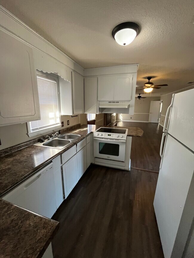 Building Photo - 704 E Grady St