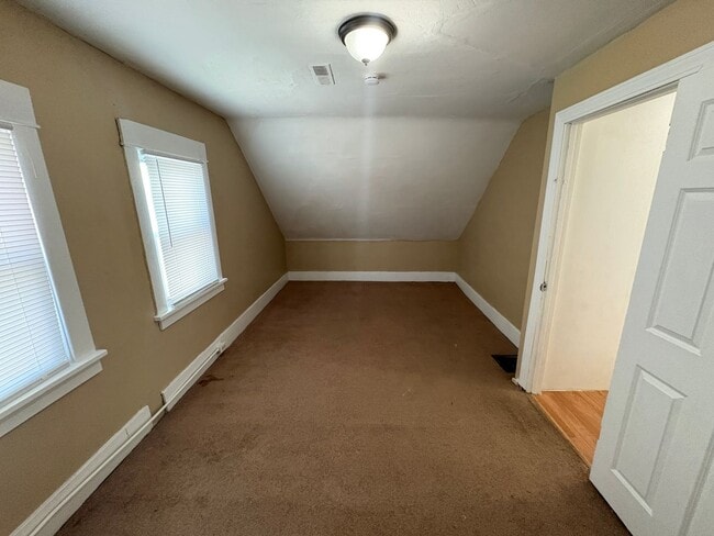 Building Photo - Home w/ Huge 2-stall Garage