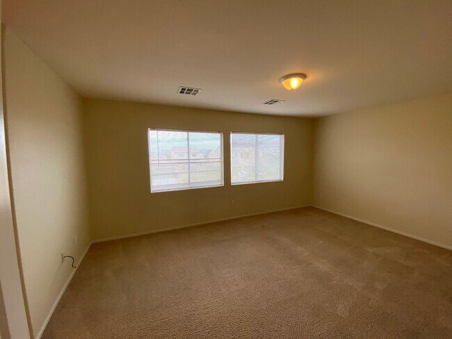 Building Photo - Beautiful & spacious home on an oversized ...