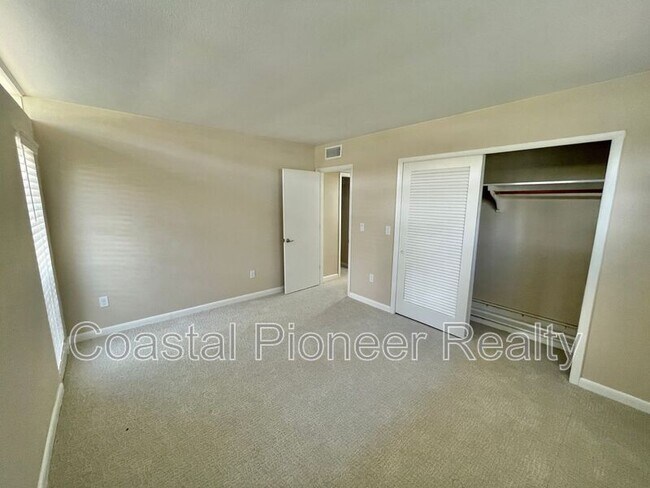 Building Photo - 3602 S Beach Dr