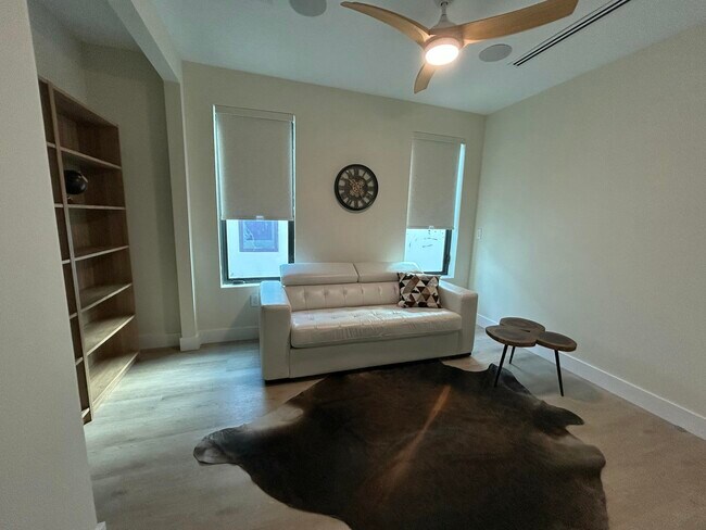 Building Photo - 1125 NE 17th Ave