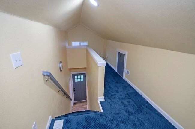 Building Photo - Convenience Meets Charm in this 3 Bedroom ...