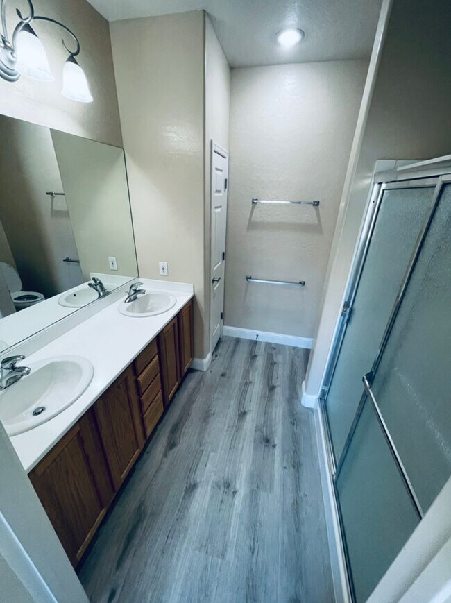 Building Photo - Charming 3 Bedroom in 55+ Solera, Laminate...