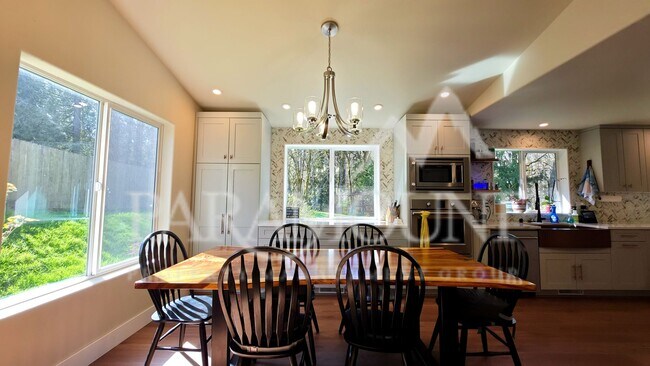 Building Photo - Gorgeous 3-Bedroom Home with 2 Bonus Rooms!