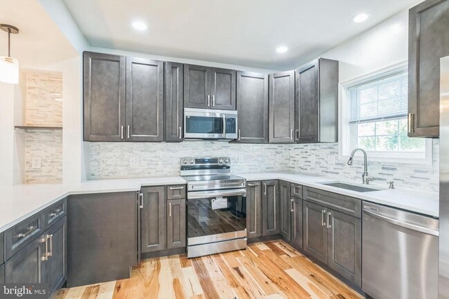 Building Photo - 400 Lake St