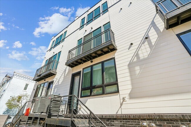 Building Photo - 810 13th St NE