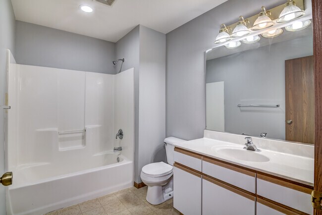 Building Photo - 3203 Oak Knoll Dr