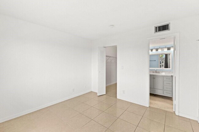 Building Photo - 2106 S Cypress Bend Dr