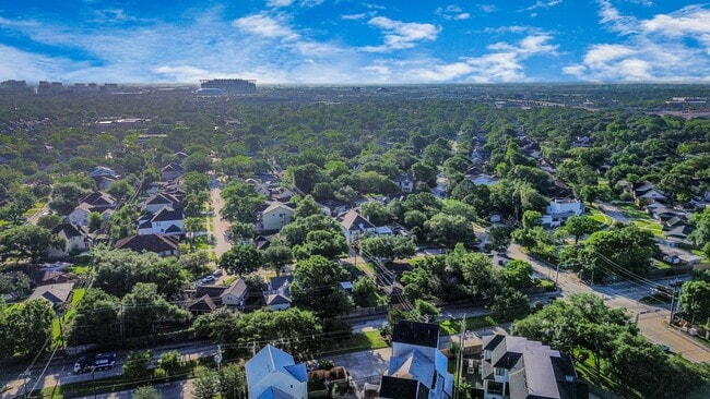 Building Photo - 4005 Woodshire Vlg Ests