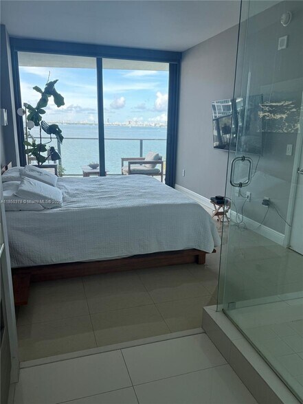 Building Photo - 460 NE 28th St