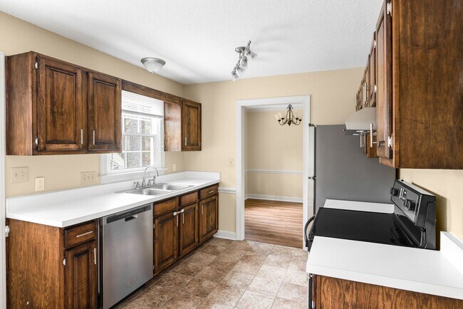 Building Photo - Woodcroft Wonderful!