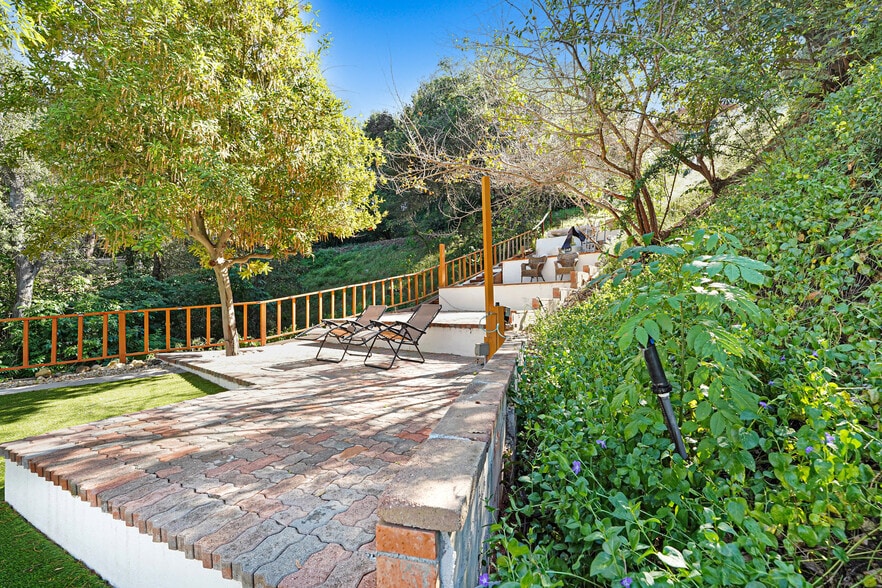 Building Photo - 4611 Louise Ave