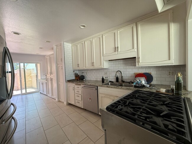 Building Photo - Beautiful 3BD/3BA Townhome in Carlsbad