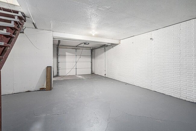Building Photo - 318 NE Timbercreek Ct