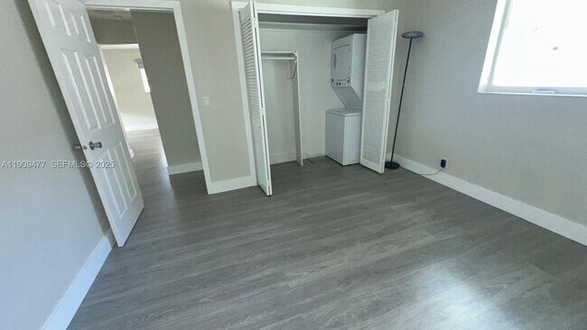 Building Photo - 2312 Van Buren St