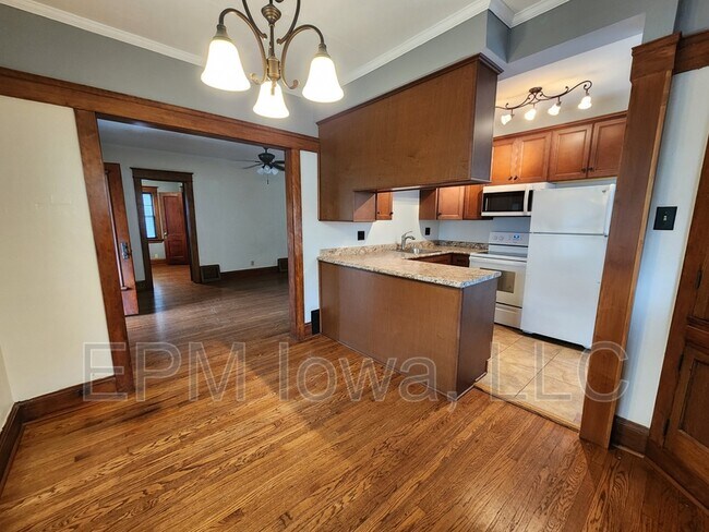 Building Photo - 1119 Maplewood Dr NE