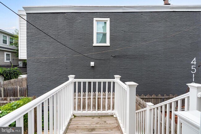 Building Photo - 168 Green Ln
