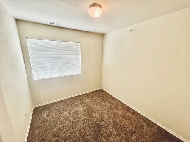 Building Photo - Spacious Condo Available Now!
