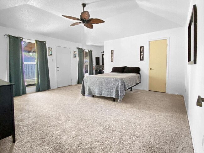 Building Photo - Beautifully Maintained 3 bedoom 2 bath Rental Home that Blends Comfort, Modern Convenience, and T...