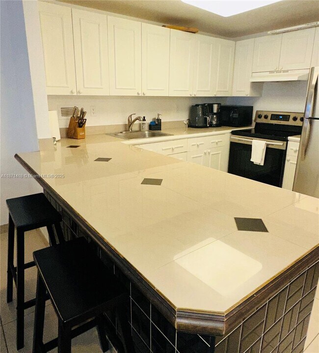 Building Photo - 2301 Collins Ave