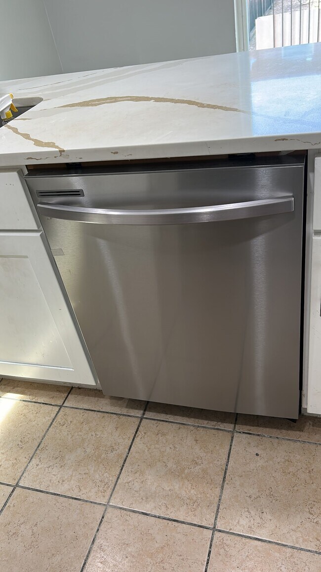 Building Photo - 8110 Albacore Dr