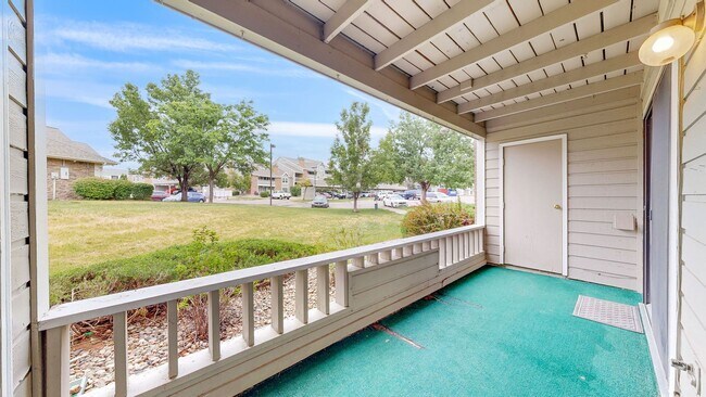 Building Photo - Adorable 2beds/2baths w/2 Parking spaced Included Available Now