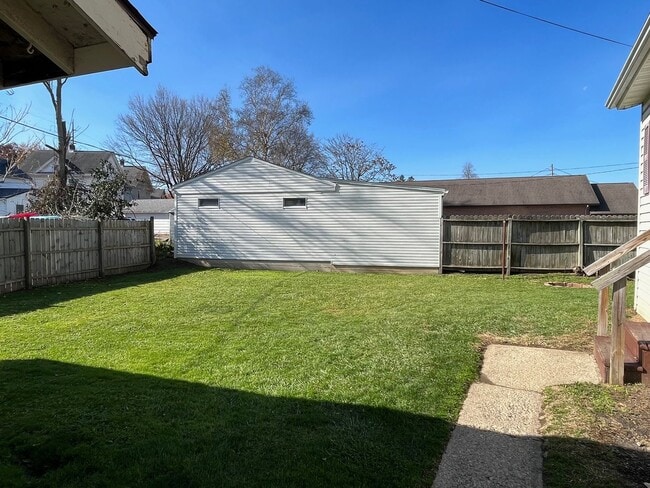 Building Photo - *FIRST MONTH'S RENT FREE*