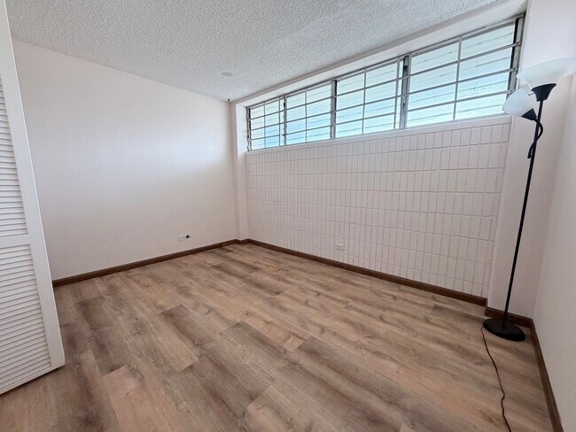 Building Photo - Kahala Towers 3BD/2BA Condo with 1 Parking – Available Now
