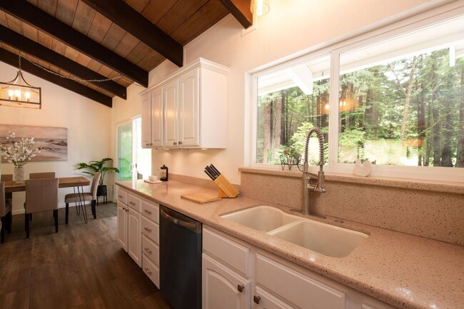 Building Photo - Modern Bayside Retreat – Renovated 3 Bed +...