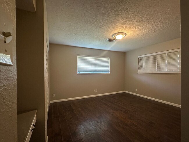 Building Photo - THREE BEDROOM TWO BATH HOUSE ON A CORNER LOT