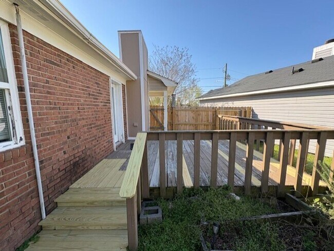 Building Photo - 3909 Almon Dr