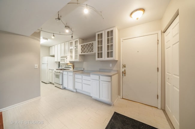 Building Photo - 1905 Tall Oaks Dr