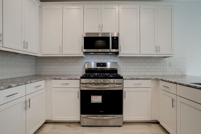 Building Photo - Gorgeous 5 Bedroom Lennar Home built 3 years ago still like new!!!  5 bedrooms in Northern Crossi...